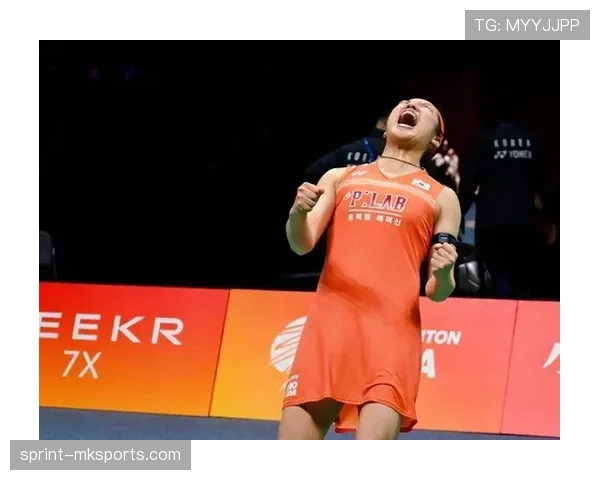 安洗莹随手一笑像隔壁女孩，肩上那个包把我瞬间降级成穷人